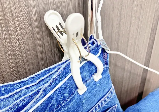 ジーンズとハンガー（撮影：grapeライフハック編集部）