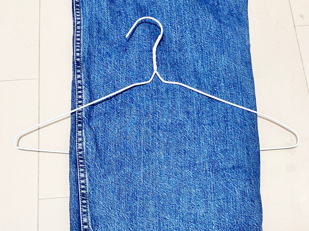 ジーンズとハンガー（撮影：grapeライフハック編集部）