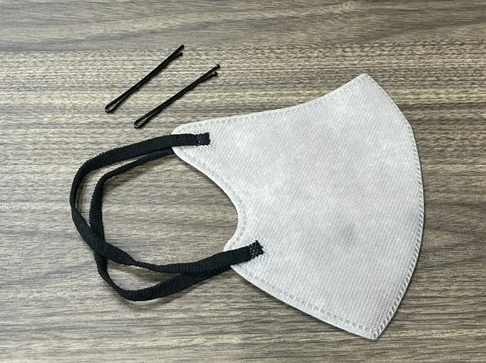 マスクとヘアピンの写真（撮影：grapeライフハック編集部）