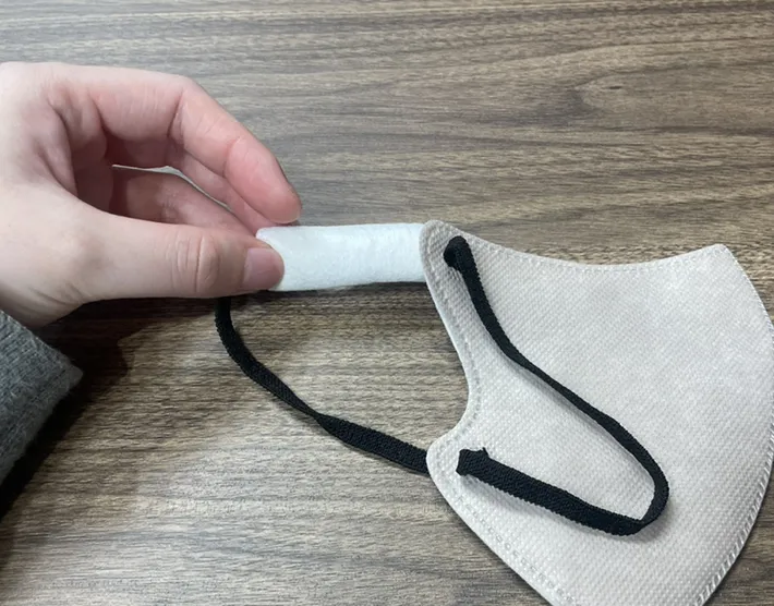 マスクにコットンを巻きつけた写真（撮影：grapeライフハック編集部）