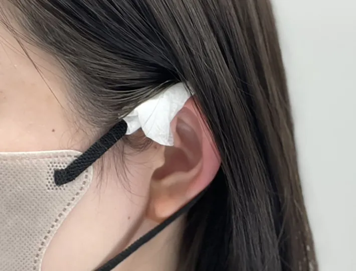 マスクにコットンをまきつけた写真（撮影：grapeライフハック編集部）