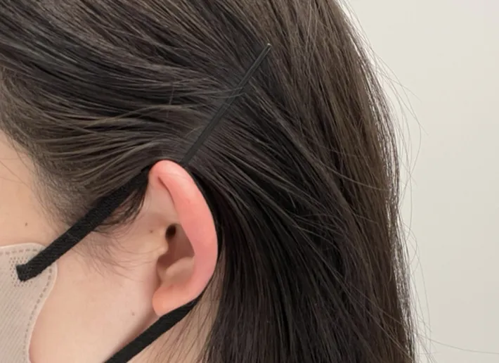 マスクにヘアピンをつけた写真（撮影：grapeライフハック編集部）