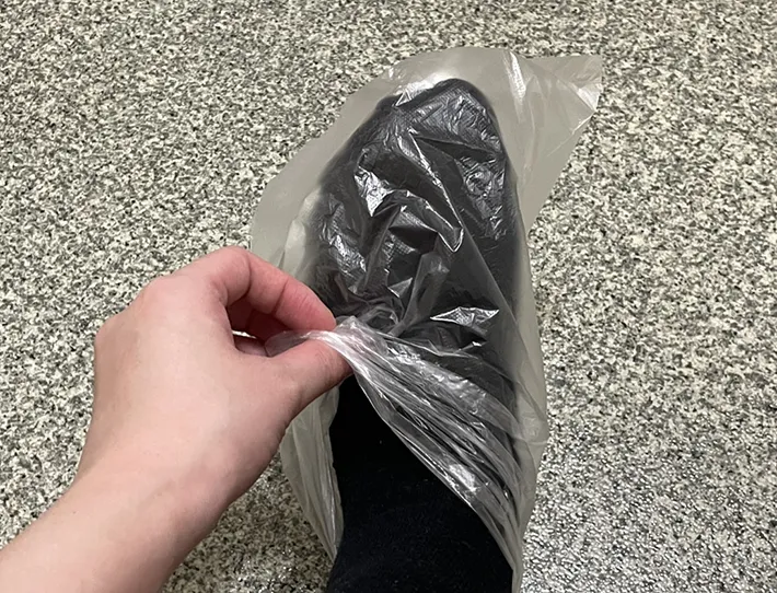 靴下にポリ袋をかぶせる写真（撮影：grapeライフハック編集部）