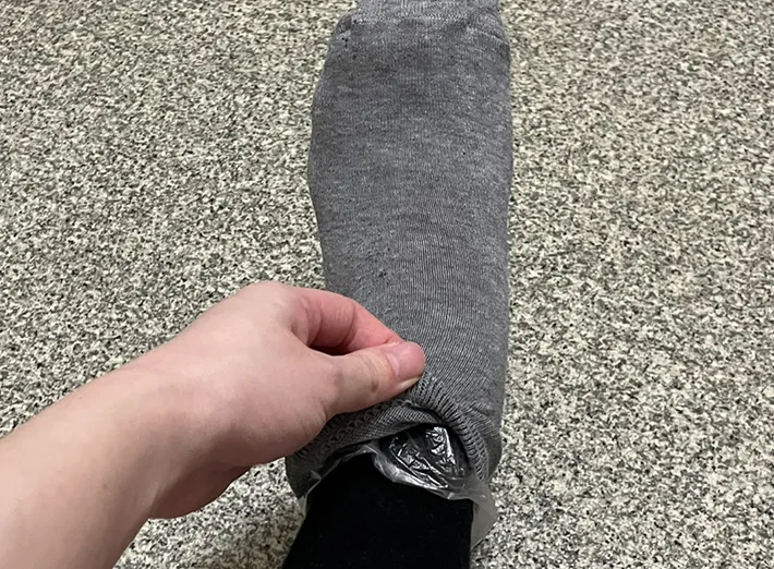 ポリ袋を靴下で挟む写真（撮影：grapeライフハック編集部）