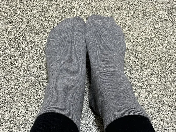 左がポリ袋着用、右が靴下を2枚重ねただけ（撮影：grapeライフハック編集部）