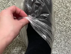 靴下にポリ袋をかぶせる写真(撮影:grapeライフハック編集部)