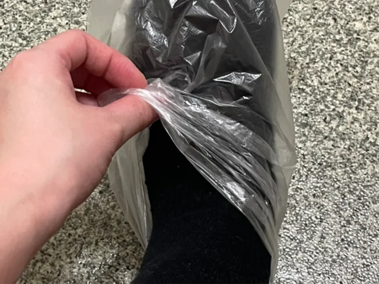 靴下にポリ袋をかぶせる写真（撮影：grapeライフハック編集部）