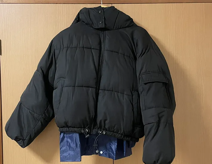 レインコートとダウンジャケットを重ね着した写真（撮影：grapeライフハック編集部）