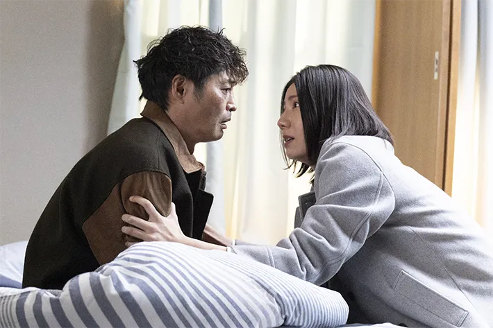 『夫に間違いありません』に出演する松下奈緒さんと安田 顕さんが写る場面写真