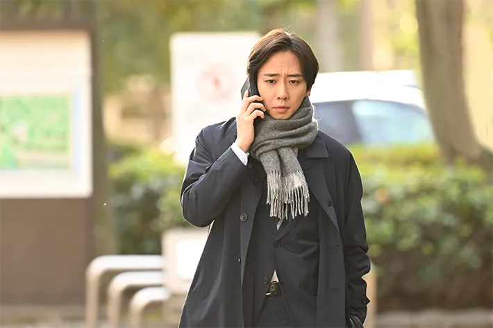 『夫に間違いありません』に出演する中村海人さんが写る場面写真