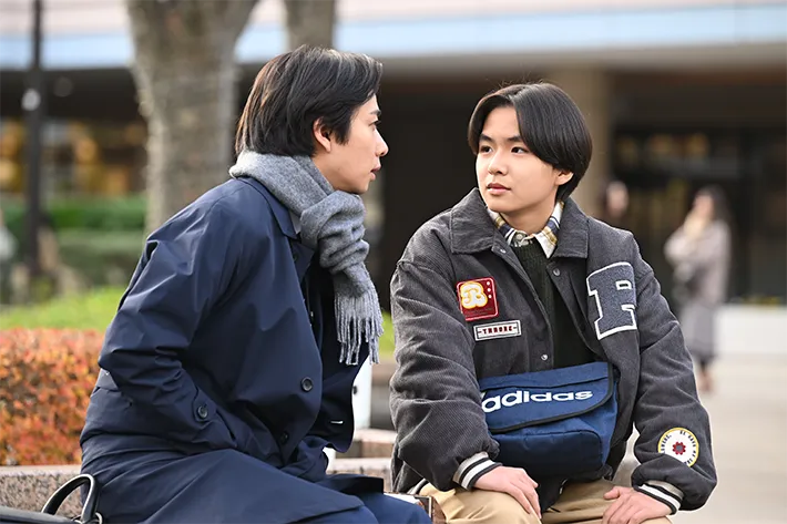 『夫に間違いありません』に出演する中村海人さんと山﨑真斗が写る場面写真