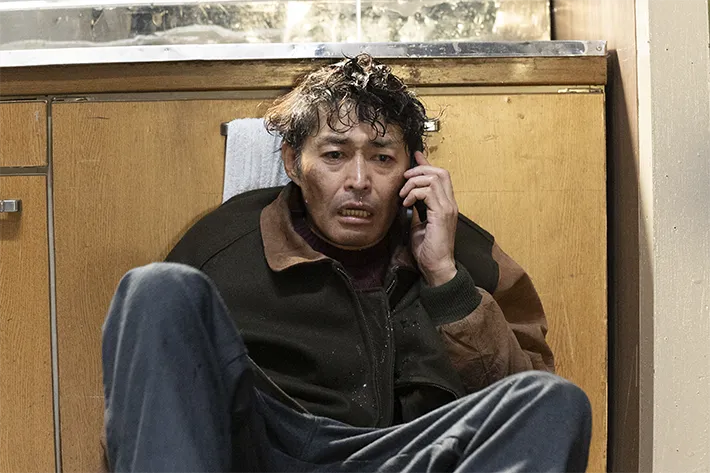 『夫に間違いありません』に出演する安田 顕さんが写る場面写真