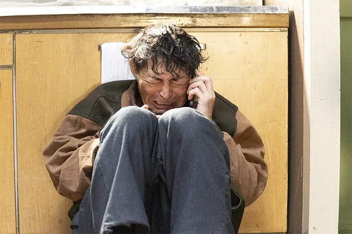 『夫に間違いありません』に出演する安田 顕さんが写る場面写真