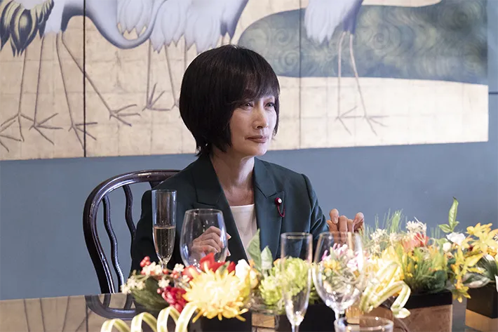 『夫に間違いありません』に出演する余 貴美子が写る場面写真