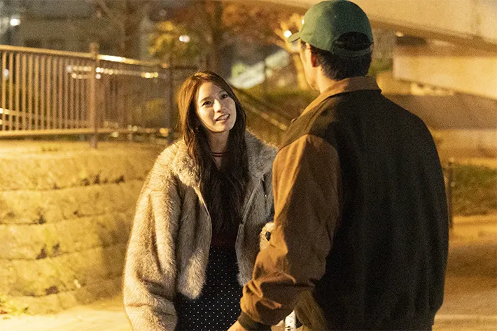 『夫に間違いありません』に出演する安田 顕さんと白宮みずほさんが写る場面写真