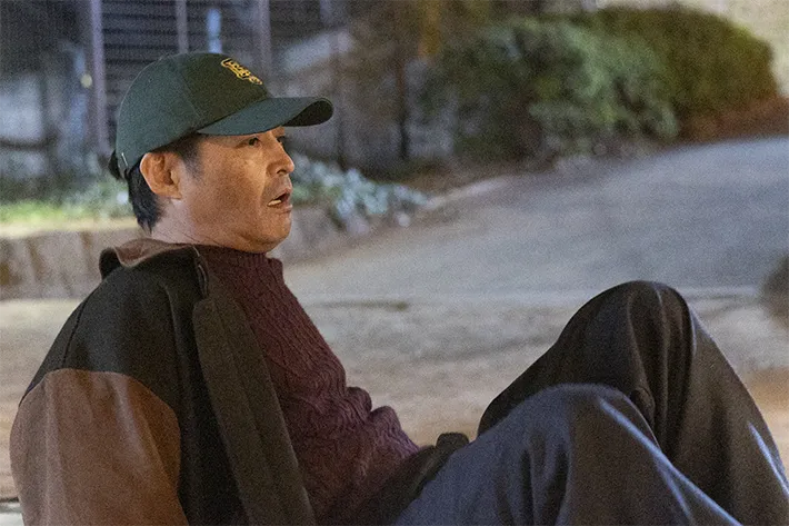 『夫に間違いありません』に出演する安田 顕さんが写る場面写真