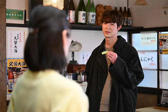 『夫に間違いありません』に出演する宮沢氷魚さんが写る場面写真