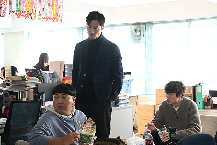 『夫に間違いありません』に出演する宮沢氷魚さんと大朏岳優さんと前川泰之さんが写る場面写真