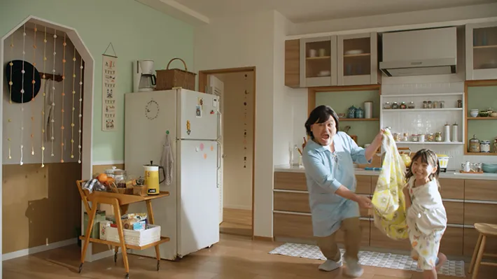 『日清のどん兵衛』のCMに出るハリウッドザコシショウさん