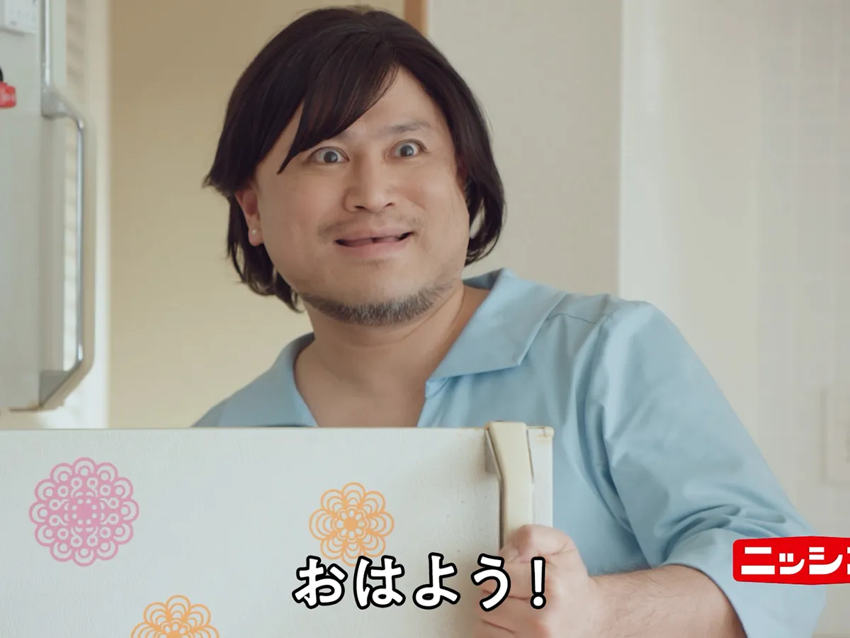 『日清のどん兵衛』のCMに出るハリウッドザコシショウさん