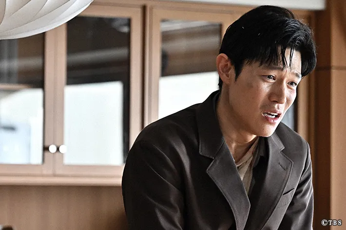 『リブート』に出演する鈴木亮平さんが写る場面写真