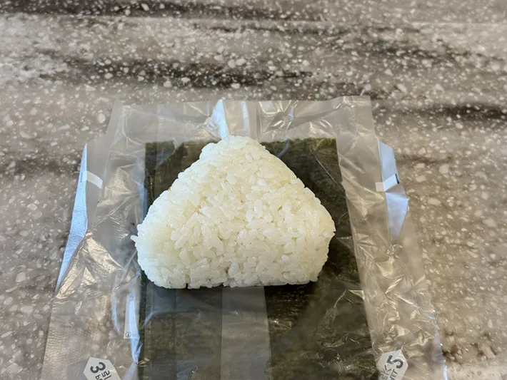 ギャル曽根さんが紹介したコンビニおにぎりの食べ方（撮影:grape編集部）