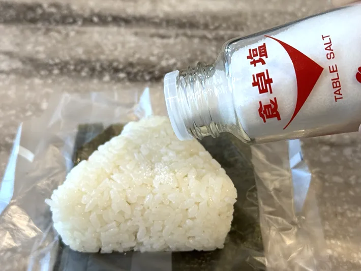 ギャル曽根さんが紹介したコンビニおにぎりの食べ方（撮影:grape編集部）