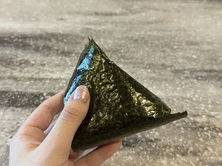 ギャル曽根さんが紹介したコンビニおにぎりの食べ方（撮影:grape編集部）