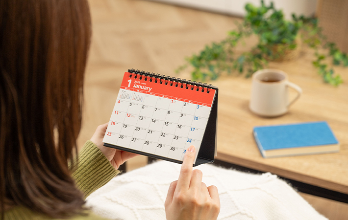 カレンダーを見る女性