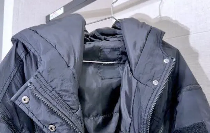 『ハンガーにかけたダウンジャケット』の写真（撮影：Heulie）