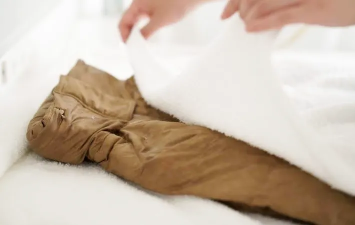 『ダウンジャケットをタオルドライする』写真（撮影：Heulie）