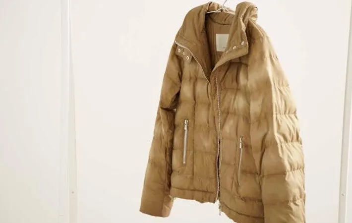 『ハンガーにかけた茶色のダウン』写真（撮影：Heulie）