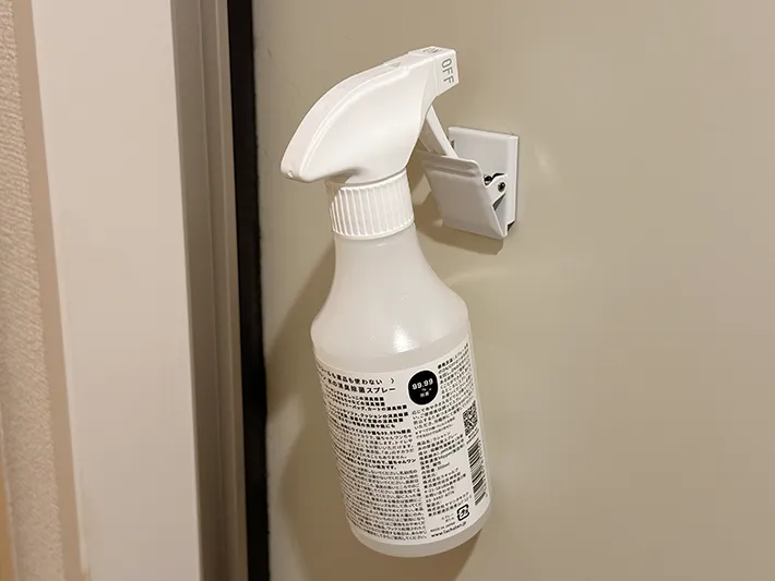 マグネットクリップを玄関で使っている画像（撮影：grapeライフハック編集部）