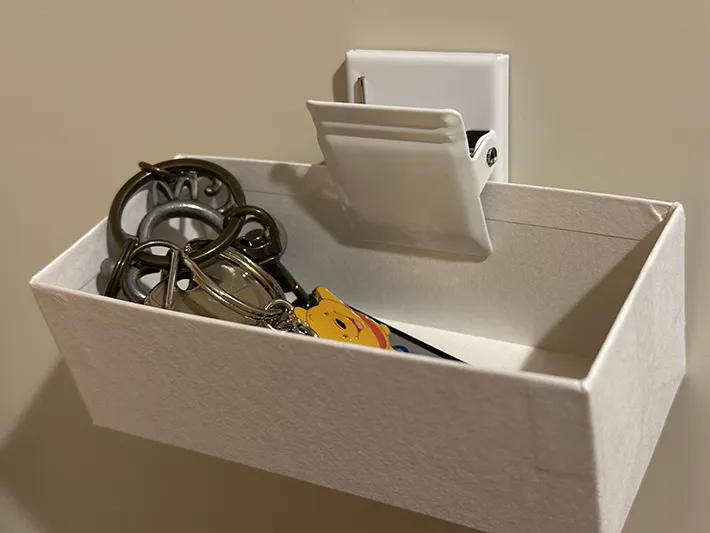 マグネットクリップを玄関で使っている画像（撮影：grapeライフハック編集部）