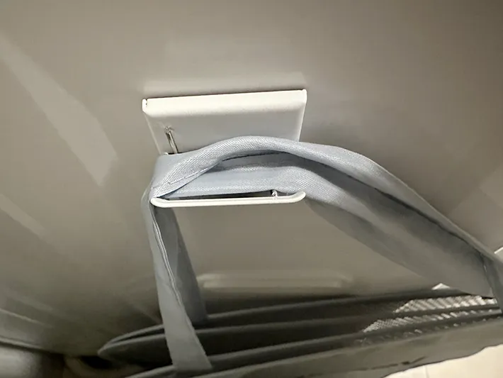 マグネットクリップを洗濯機に貼りつけて使っている画像（撮影：grapeライフハック編集部）