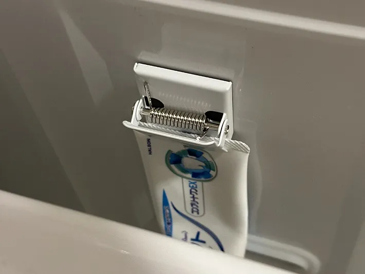 マグネットクリップを洗濯機に貼りつけて使っている画像（撮影：grapeライフハック編集部）