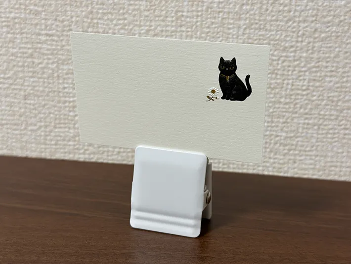 マグネットクリップを立ててメモを挟んでいる画像（撮影：grapeライフハック編集部）