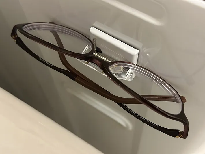 マグネットクリップを洗濯機に貼りつけて使っている画像（撮影：grapeライフハック編集部）