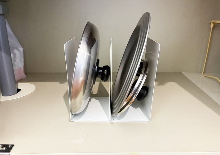 ブックエンドをキッチンで使う手順（撮影：grapeライフハック編集部）