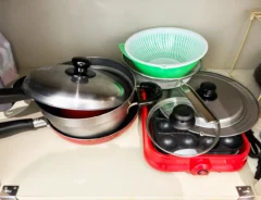 ブックエンドをキッチンで使う手順（撮影：grapeライフハック編集部）