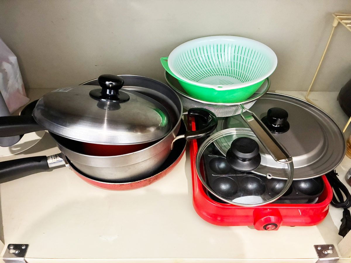 ブックエンドをキッチンで使う手順（撮影：grapeライフハック編集部）