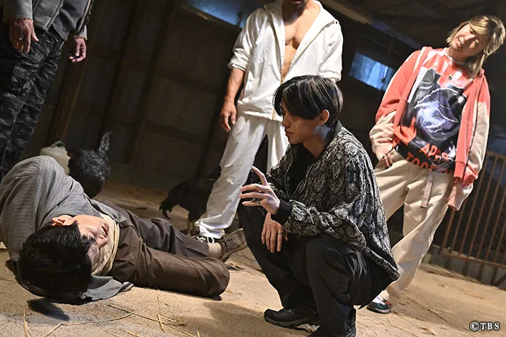 『リブート』に出演する鈴木亮平さんと永瀬廉さんが写る場面写真