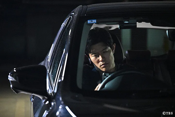 『リブート』に出演する鈴木亮平さんが写る場面写真