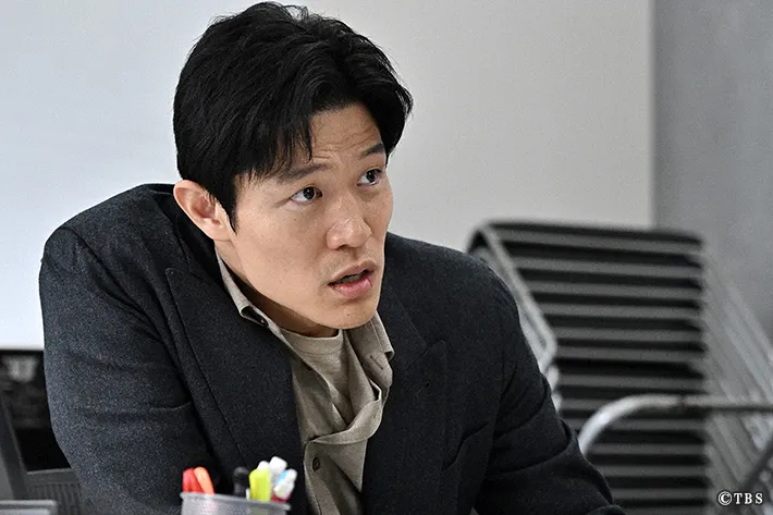 『リブート』に出演する鈴木亮平さんが写る場面写真