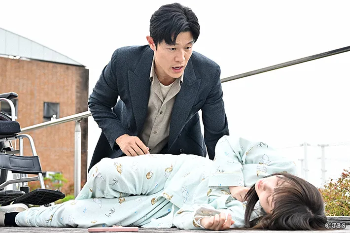 『リブート』に出演する鈴木亮平さんが写る場面写真