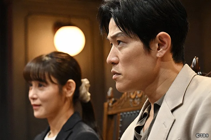 『リブート』に出演する鈴木亮平さんが写る場面写真