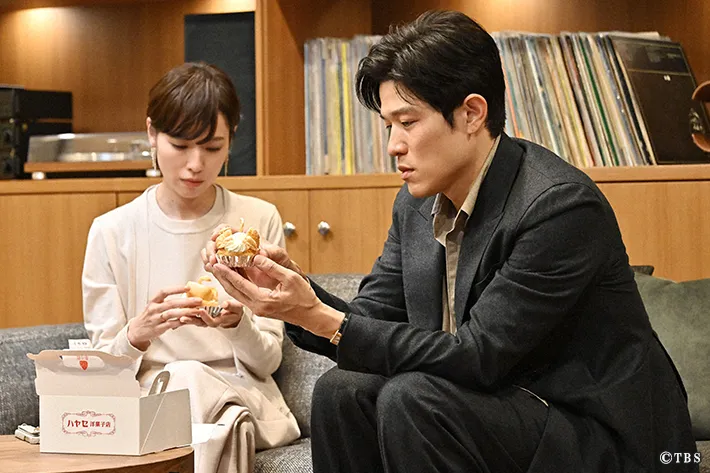 『リブート』に出演する鈴木亮平さんと戸田恵梨香さんが写る場面写真