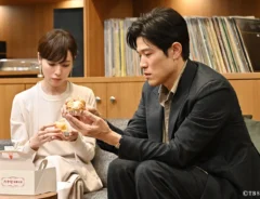 『リブート』に出演する鈴木亮平さんと戸田恵梨香さんが写る場面写真