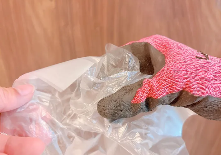 袋の口を開けるの写真（撮影：キジカク）