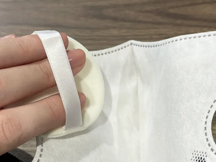 マスクにフェイスパウダーをつける写真（撮影：grapeライフハック編集部）